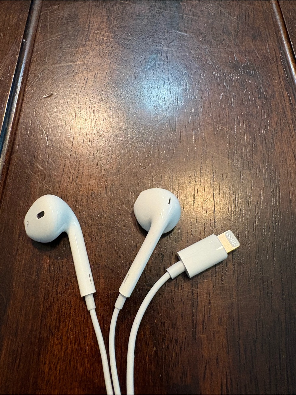 Apple EarPods Wired Earbuds Headphones Lightning Connector iPhone White